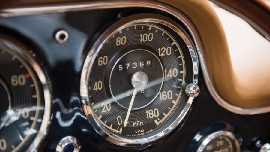 Панель приборов Mercedes-Benz 300 SL Gullwing Coupe 1955 года  (фото 24 из 54)